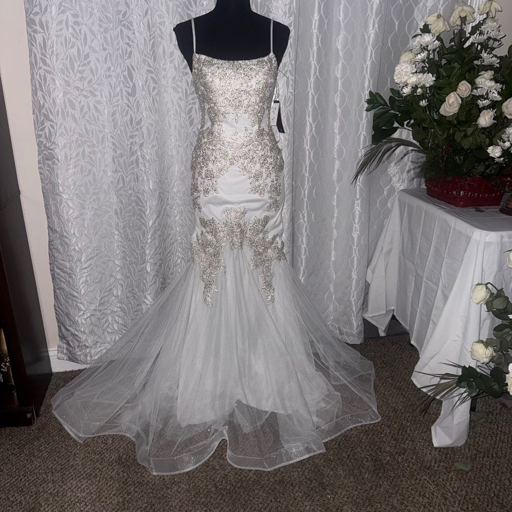 Blondie Nites White Prom Formal Wedding Mermaid Style Dress Size 3 Gold Floral